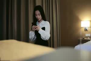 深夜场长相清纯极品黑色长裙妹子啪啪，舔弄摸屌上位骑坐侧入快速猛操搞得妹子呻吟  背景图片