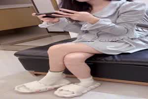 【兄妹乱伦】海角热门新作，永远不知道你的队友在干什么，一边玩狼人杀一边强上妹妹破处，无毛白虎强行破处  背景图片