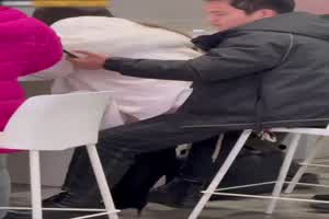 车站候车厅一对男女直接在大庭广众之下干起来了？户外也不是这么玩的啊！  背景图片