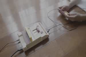 单身寂寞怎么办？让极品网红萝莉《柚木》教你怎么玩VR！  背景图片