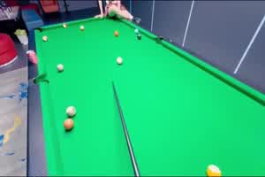 【台球桌上乱伦自己妹妹】打台球还是捅妹妹？输掉后的惩罚，扣出好多淫水都流到桌上，然后直接后入内射  背景图片