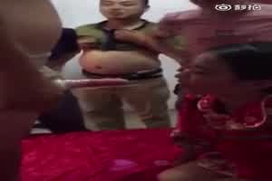 网络疯传的婚礼上新娘吃小弟弟事件，贼JB有意思  背景图片