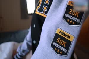 P站 健身主播下海 坚挺丰胸 欲罢不能  背景图片