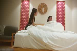 换妻做爱！酒店大群交，你老婆我最爱了，四人重叠巨乳老婆肉穴对射  背景图片