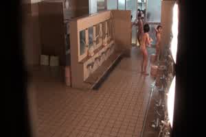 【小日子真是太变态了，学校浴室还装监控？】日本初三学生的淋浴间，浴室里面还装监控，这到底是谁想出来的  背景图片