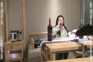 超扎心！白嫖探花博主诱骗迷奸极品纯情卖酒妹  背景图片