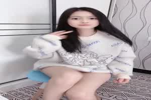 反差可爱嫩妹在家自慰  背景图片