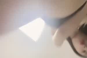 尤物单女宅家裸露直播，配合粉丝互动玩弄  背景图片