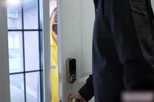 米菲兔 瑜伽裤女外卖员送餐时被男客户强上，为了小费主动献出小穴。  背景图片