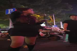 上夜市遇到肉感美人，当然得看底裤了  背景图片