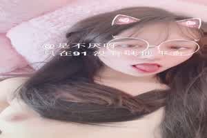 小猫不见星空被干的眼神迷离  背景图片