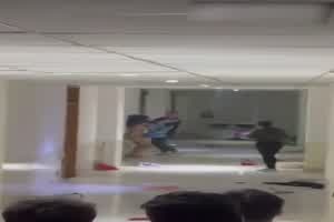 吃瓜爆料，女生分手受刺激裸体炮男生宿舍打砸  背景图片