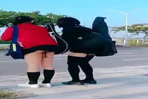 乐团女生站着尿，简直像瀑布  背景图片