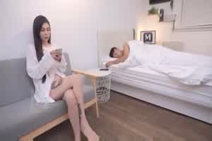 国产麻豆 骚浪贱女友找炮友来自己的家 在男朋友旁边打泡  背景图片