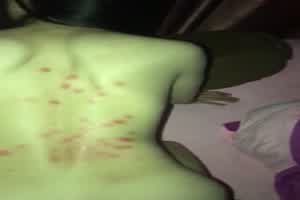 弟弟在隔壁玩电脑…不敢出声的滴蜡  背景图片