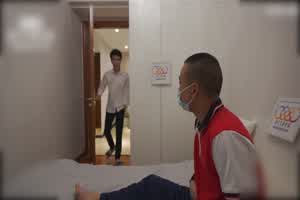 星空传媒 老六套路送礼 巨乳老师酥胸进嘴 乐乐  背景图片