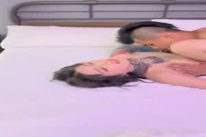 直播国产AV拍摄现场，多角度全方位劲爆狂干纹身骚女  背景图片