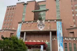 男医师提议免费帮女外送员做身体检查，一直插逼不让她走！  背景图片