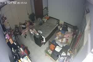 【当面偷情】姐姐趁妹妹睡觉在旁边勾引妹夫口爆！妹妹被声音惊醒无奈转身装睡，越想越生气爆出监控！  背景图片