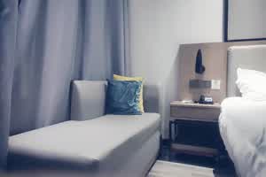 【小天娱乐赵总】高端外围场，明星脸00后小姐姐，甜美温柔身姿曼妙 角度专业体力过人  背景图片