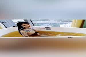 SexyChloe812 想不想跟美女洗泡泡浴呢  背景图片