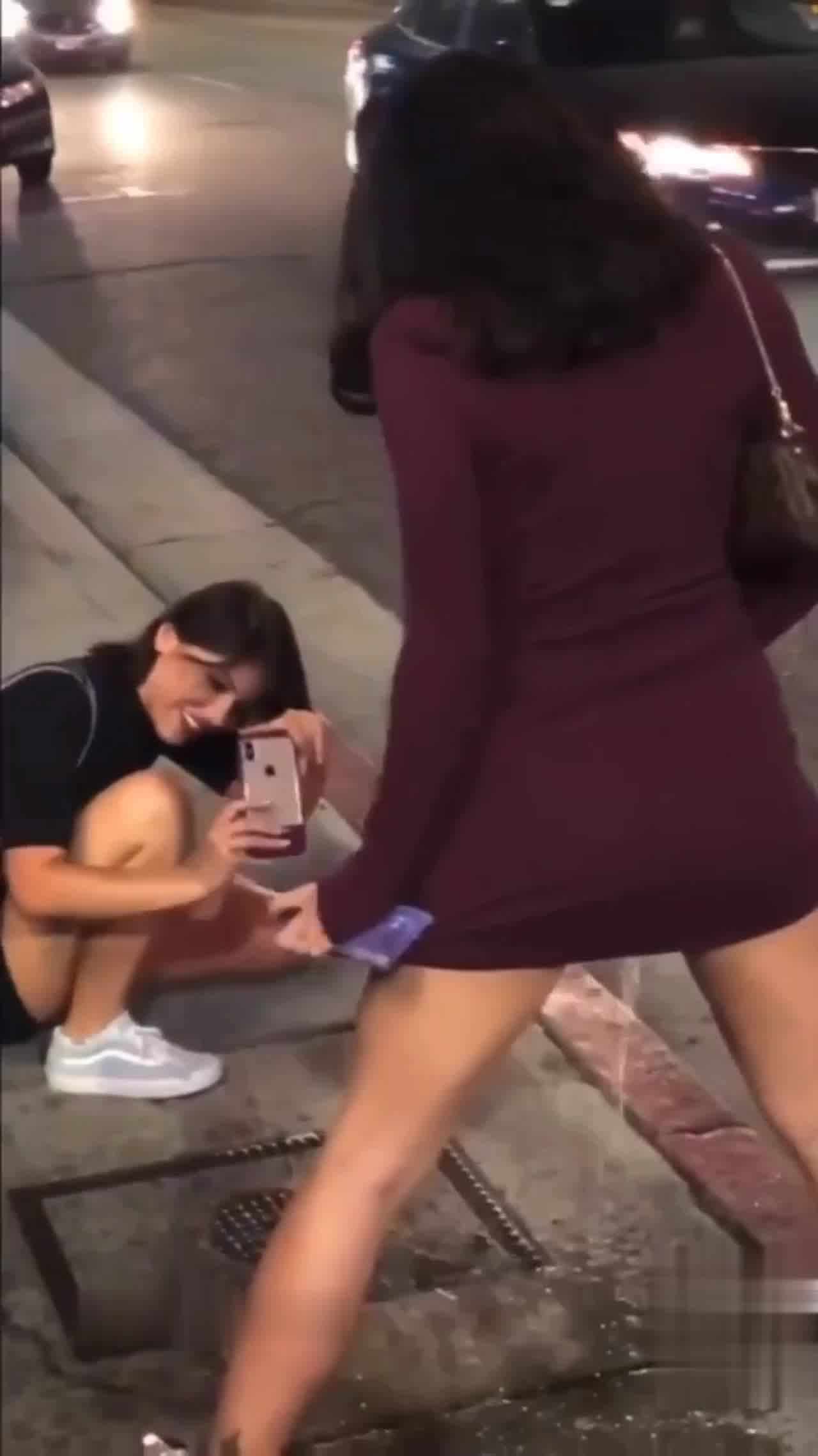  俩外国妞闹市街头撒尿自拍 的剧照4