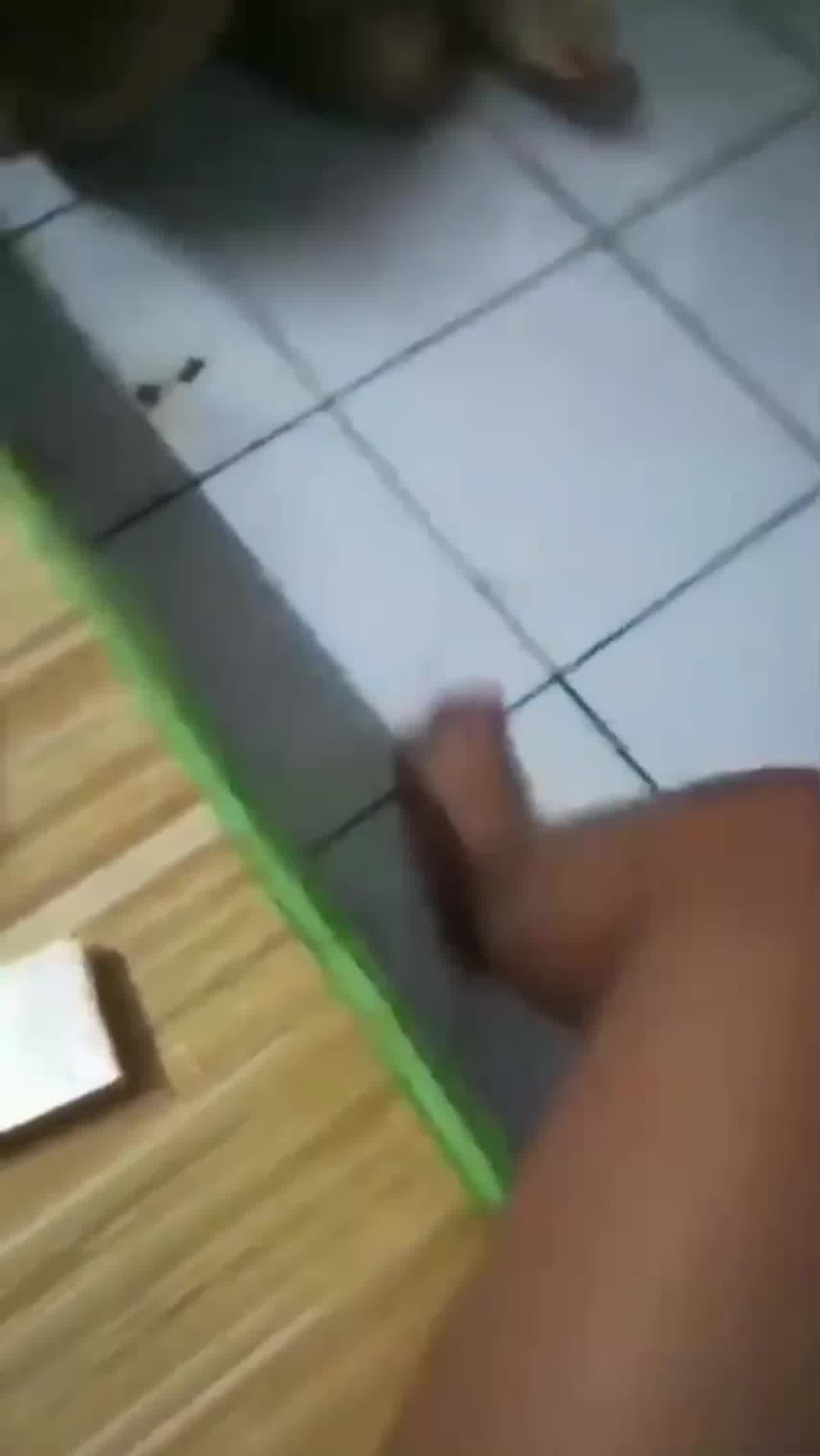  【校园霸凌】畜生未成年霸凌，[最新营养快线]事件！多部扒衣侮辱！殴打！甚至找男人强奸女同学！各种抠逼 的剧照6