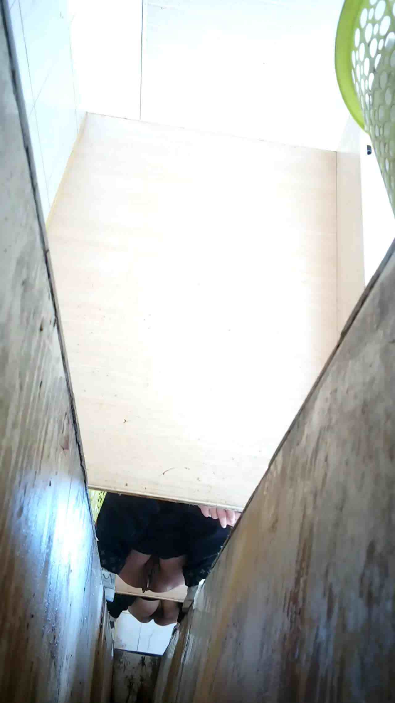  食品厂沟厕偷拍单位熟女会计保养的还不错的大肥鲍 的剧照8