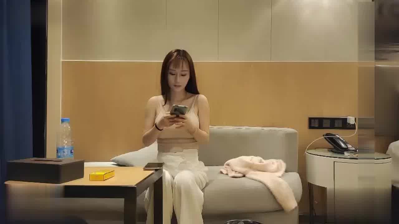  探花大神翻车 操到一半被小姐姐发现正在偷拍 结果说服了小姐继续干!_ 的剧照3