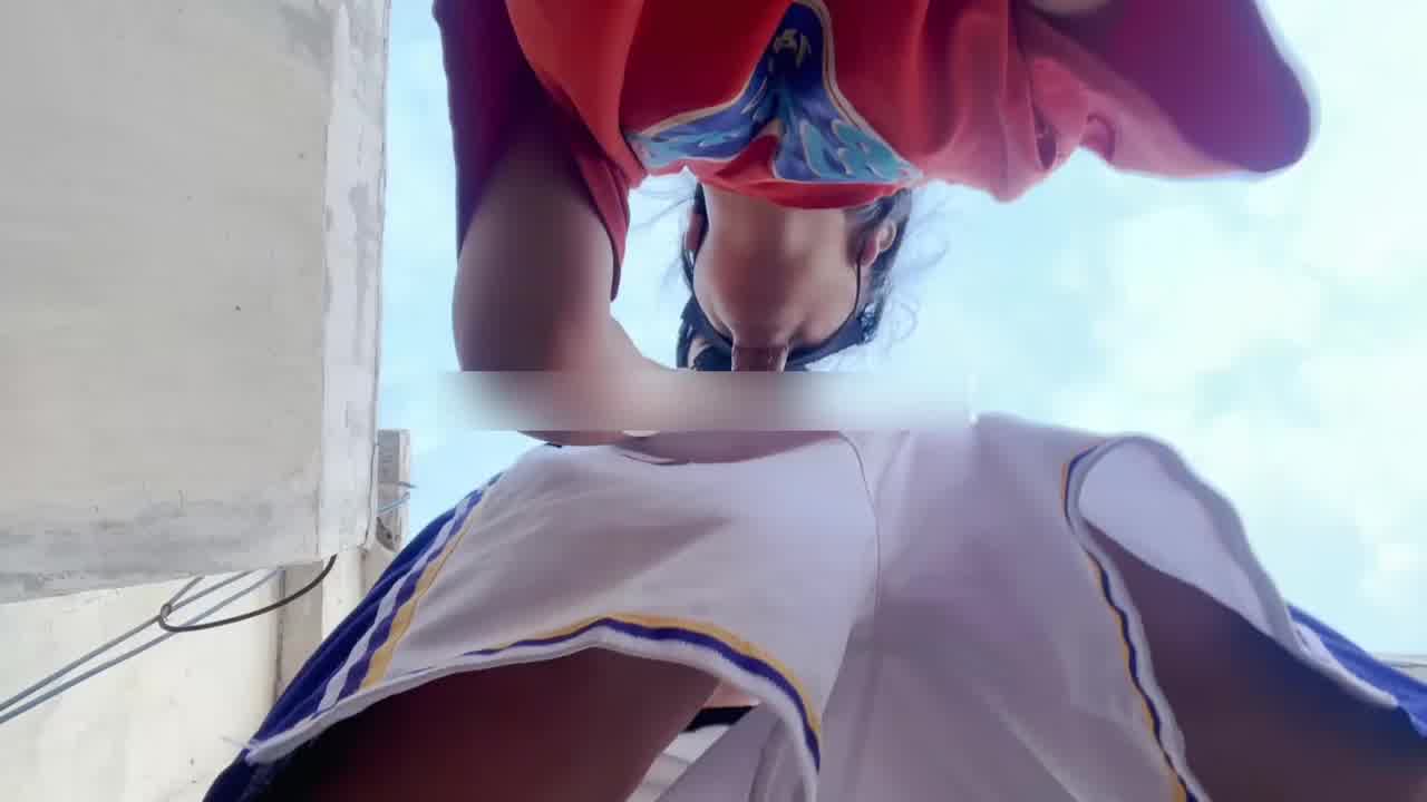  阳台上性欲大发掀开不爱穿内衣的巨乳女友衣服 的剧照1