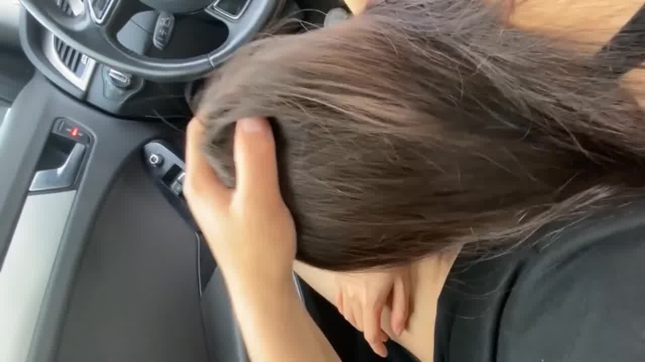  91最猛大神-母狗水多的扣流了一床，内射后精子居然流了出来，直接喂给母狗吞精了 的剧照5