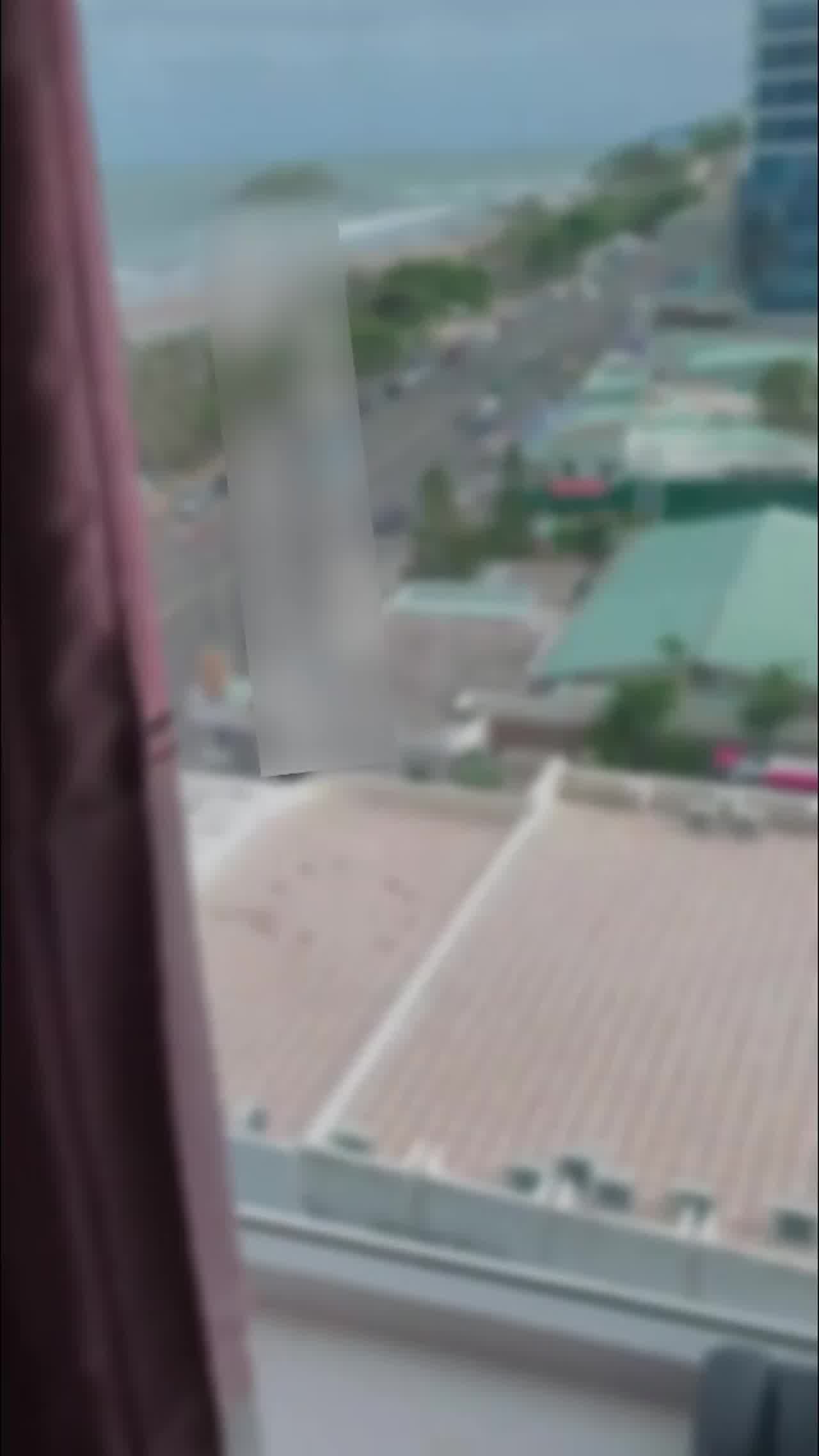  自购推特look约炮大神免费版-极品丰臀窗边后入，这翘臀也太完美了，下车来人往不知道有没有被别人发现 的剧照8