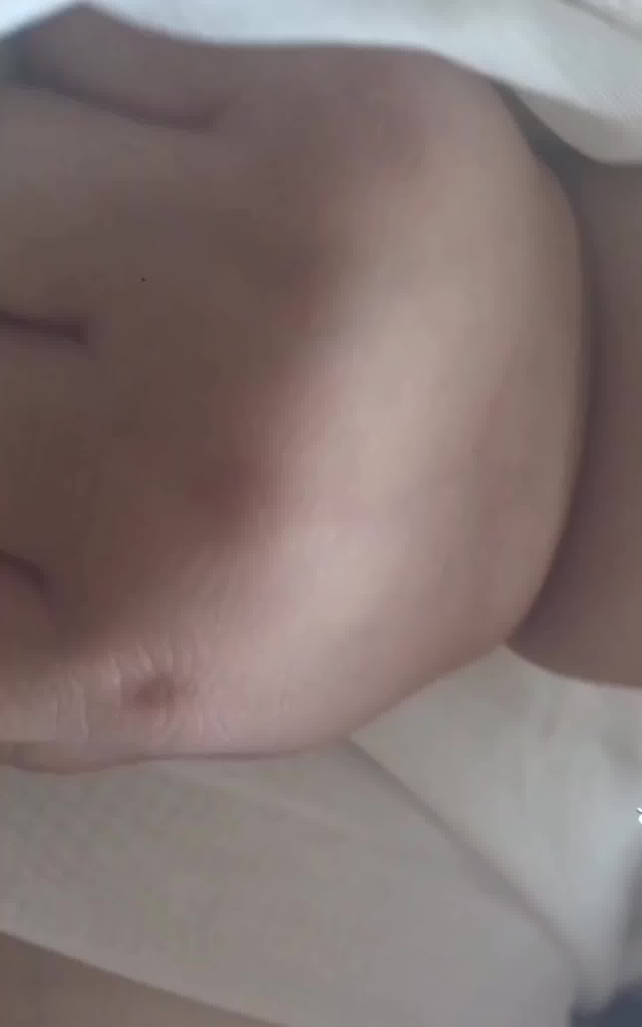  淫荡人妻抱着孩子出来偷情做爱 的剧照4