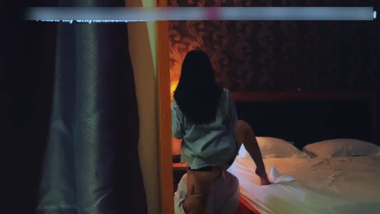  偶遇下班回家的ol勾引带去酒店开房 的剧照4