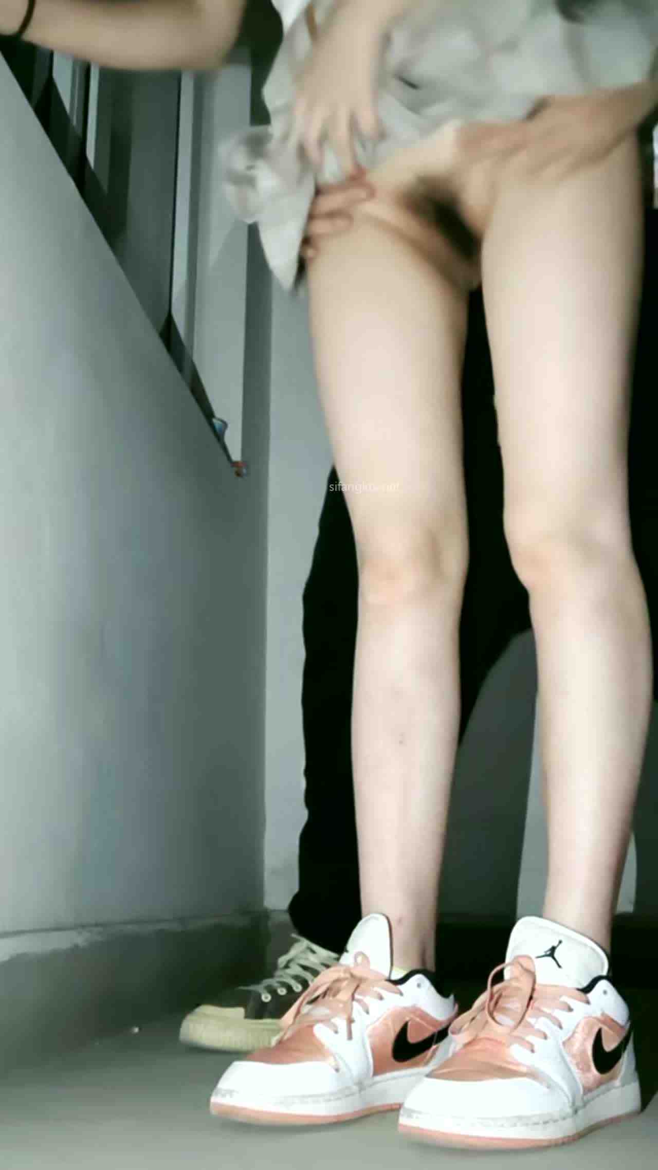  清秀御姐，发骚挑逗男友，楼梯间刺激无套啪啪，清澈眼神下原来这么淫荡 的剧照2