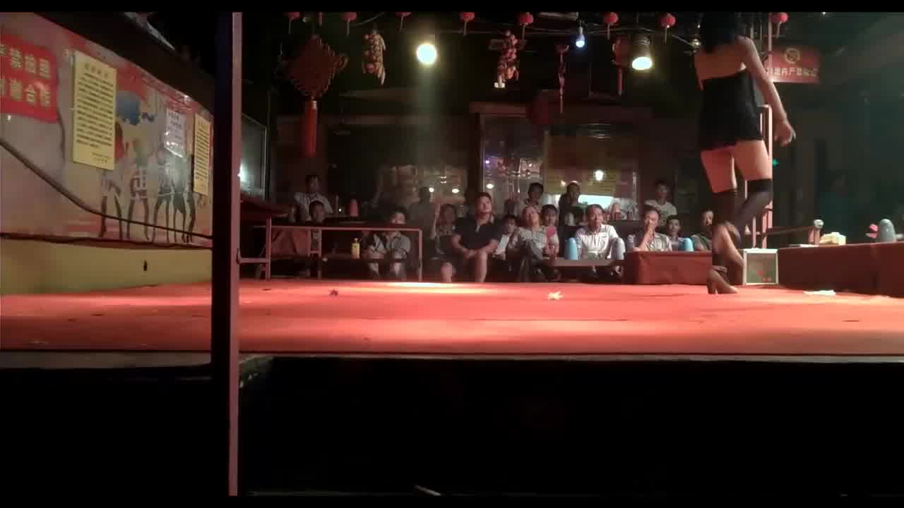  【高清原版】真实记录县城浴室改茶馆草台班子助阵~还有带孩子来从小教育 的剧照8