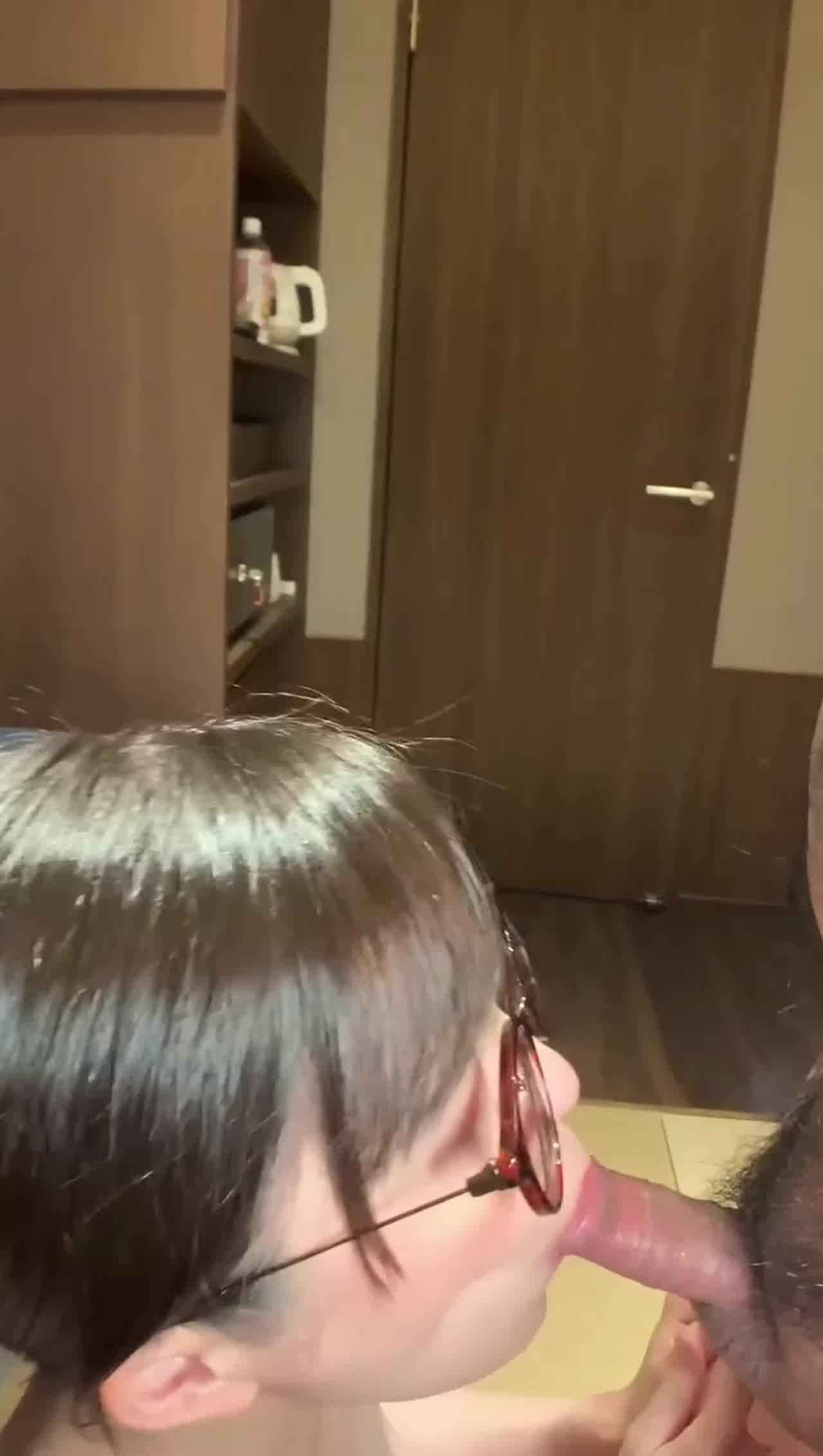  眼镜反差大学母狗 的剧照4