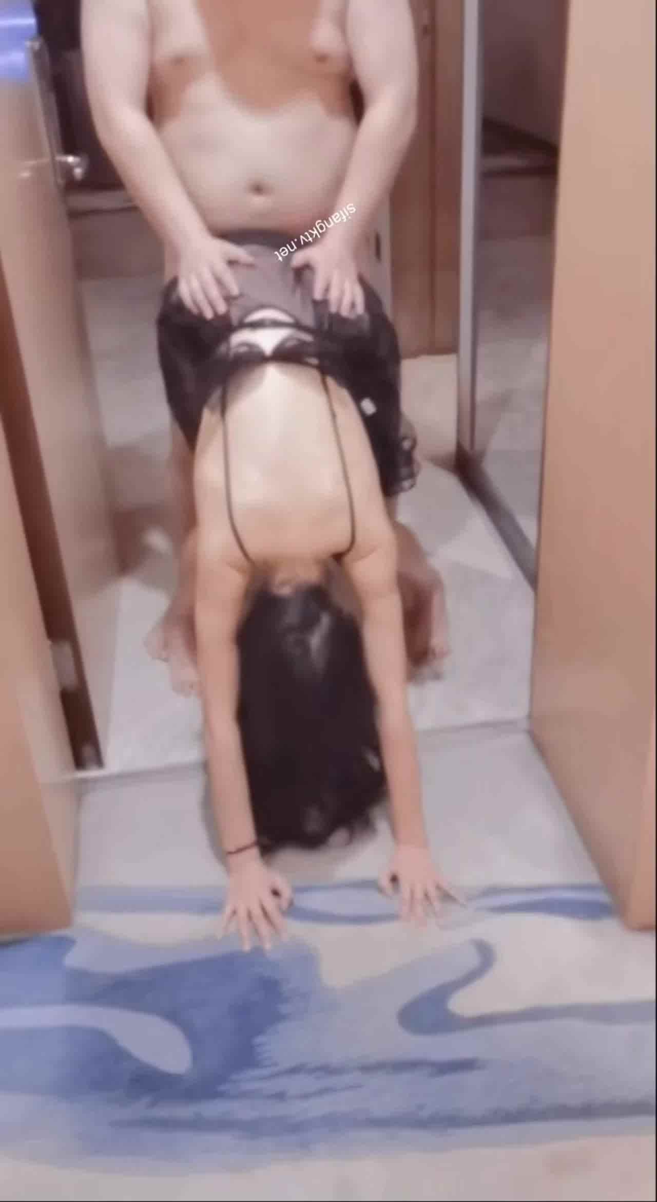  骚母狗诱惑操逼情趣黑丝酒店露出啪啪啪 的剧照9