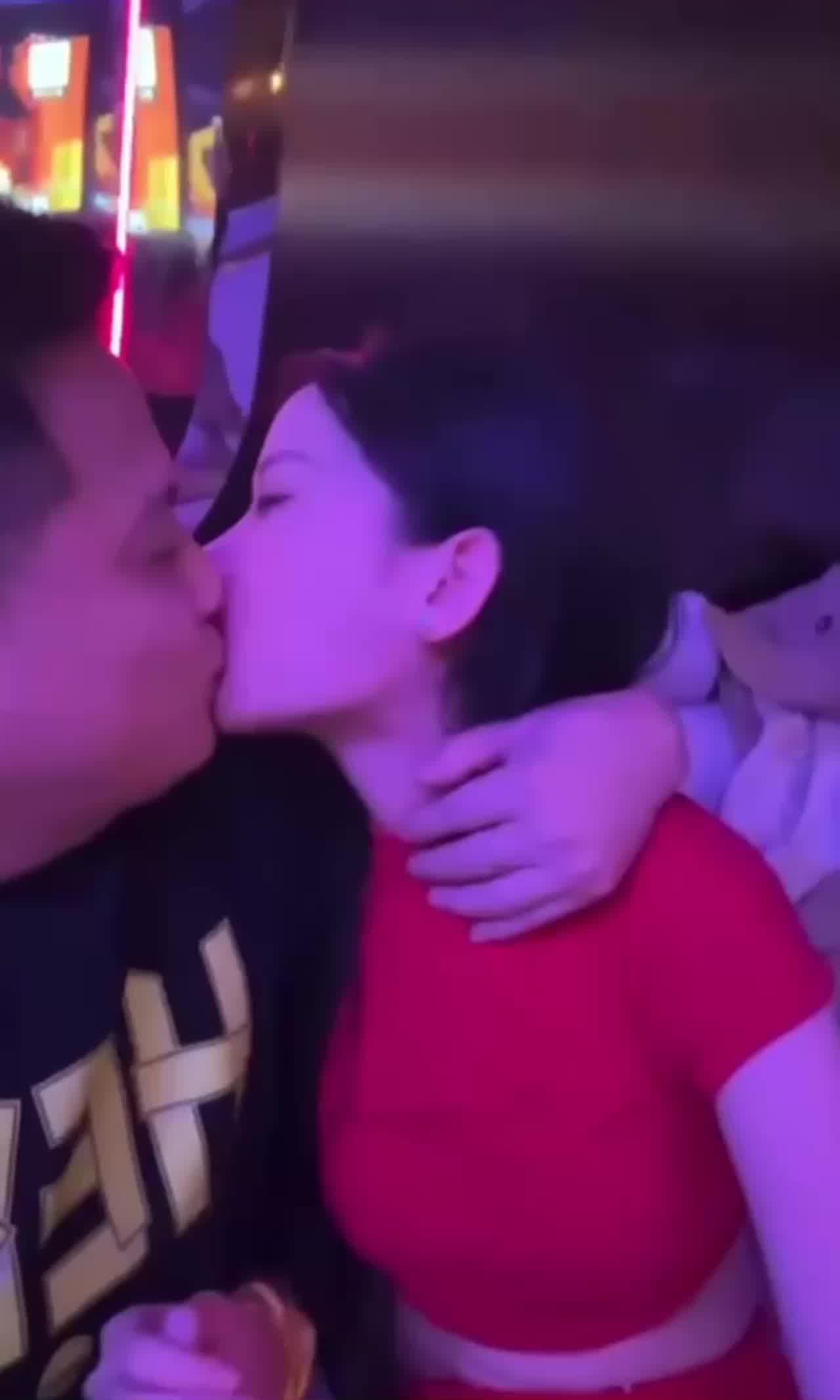  高端商k陪酒小姐唱歌好听 床上更好听 的剧照8