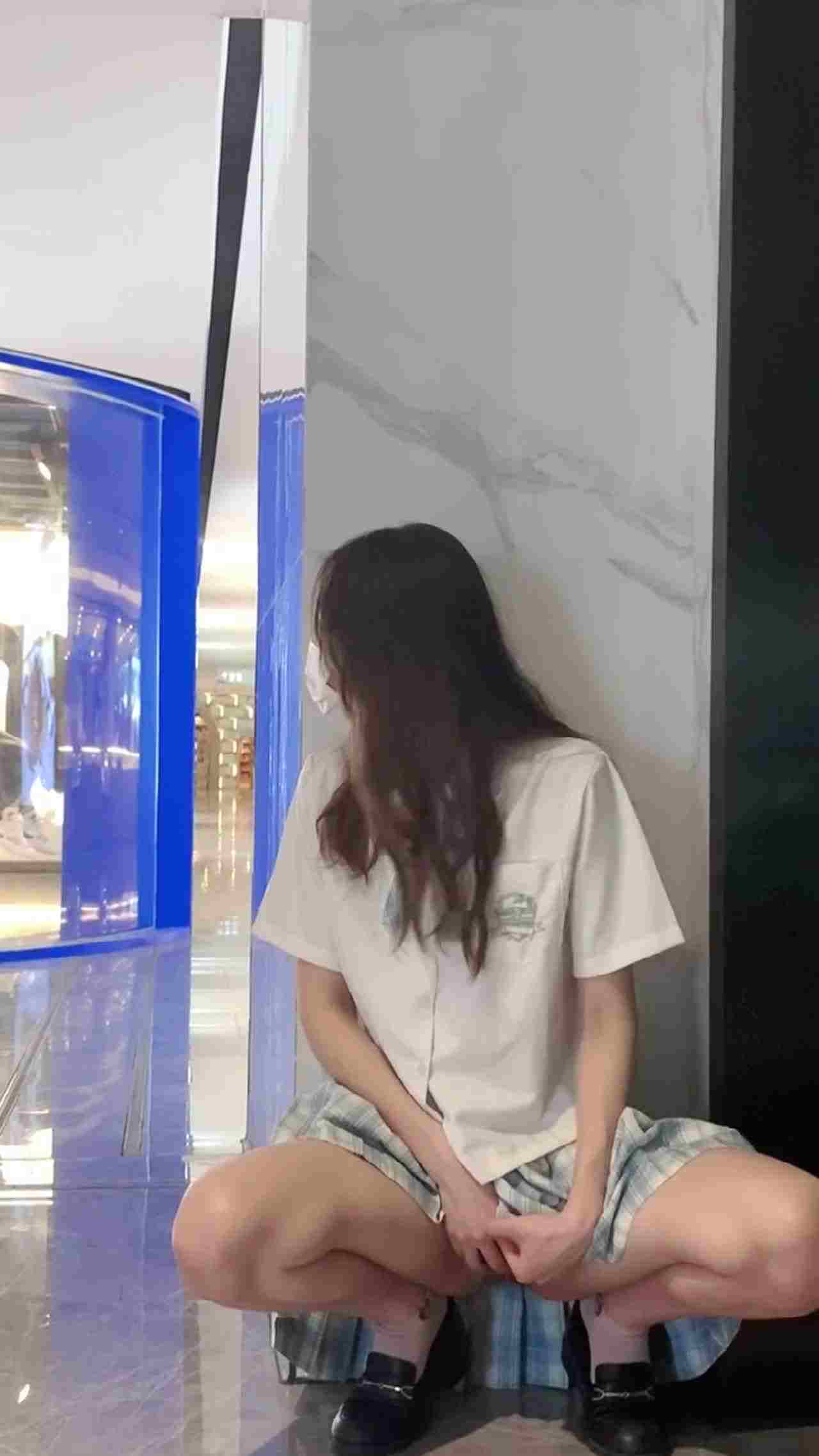  网红人妻一口一个湘湘子 - 商场露出小毛逼 的剧照8