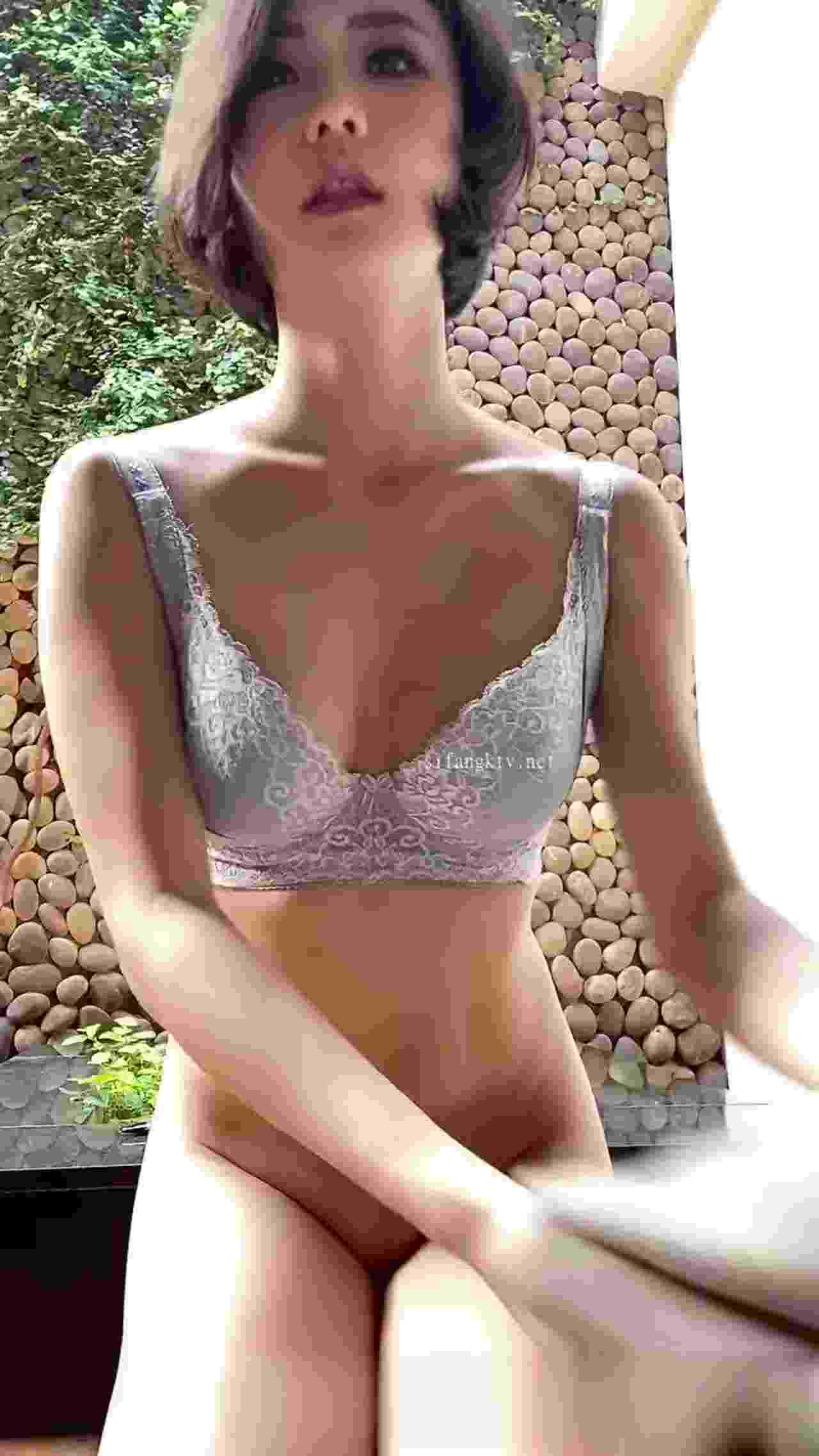  五官很正的妹子一件一件的脱去衣服 的剧照10