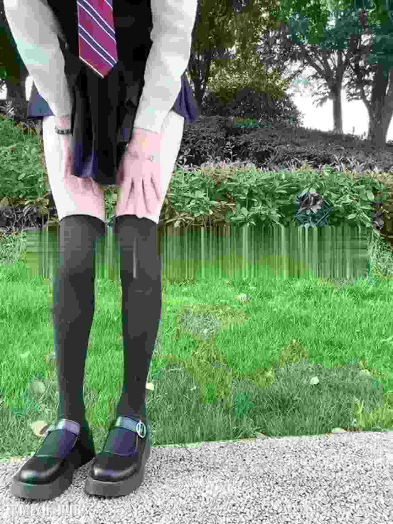  小萝莉被调教成小母狗户外露出尿尿 的剧照8