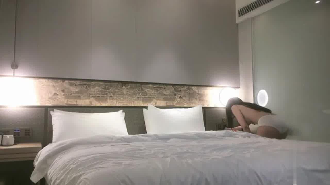  【极品学生妹】骚逼淫荡乖巧听话，超近视角口交，扶着屁股撞击猛操套子直接干到逼里。妹子急了特刺激。 的剧照4