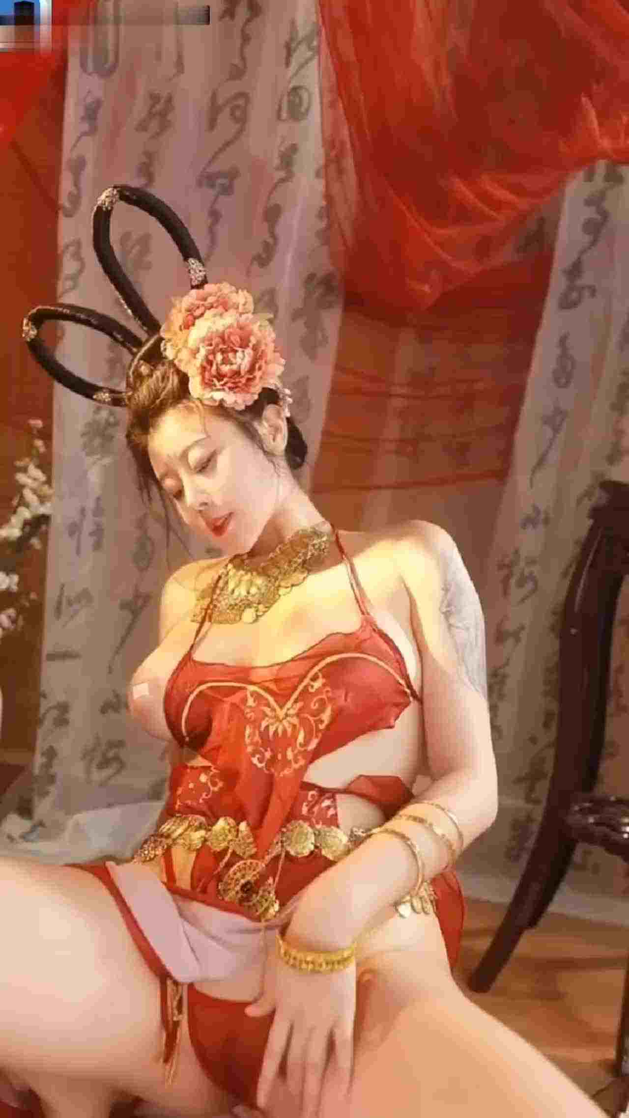  妩媚淫荡的骚舞看了让人喷鼻血 的剧照1