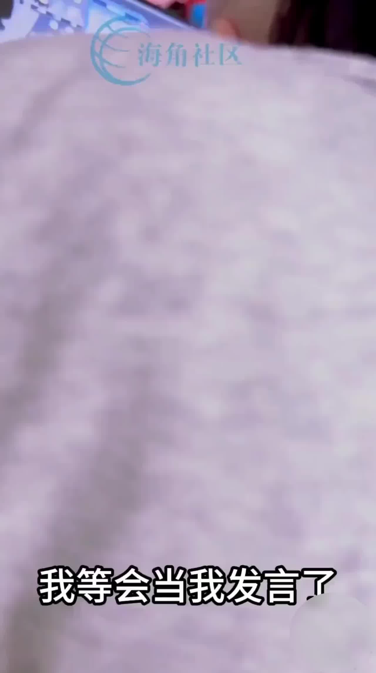  【兄妹乱伦】海角热门新作，永远不知道你的队友在干什么，一边玩狼人杀一边强上妹妹破处，无毛白虎强行破处 的剧照10