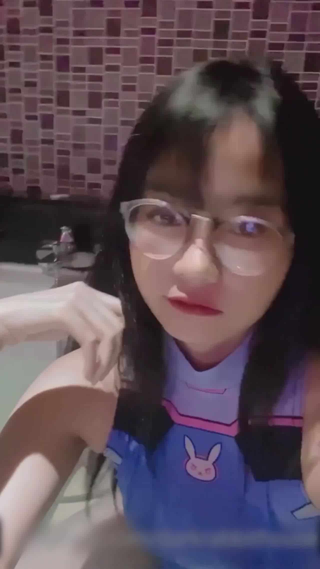  cosplay 眼镜dva陪你一起泡澡 的剧照6