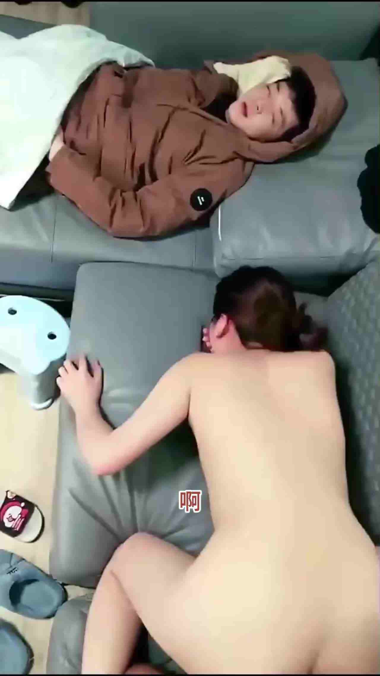  【最强偷情乱伦】当着醉酒哥哥面前操嫂子！边插边回头看，还后入让嫂子在大哥旁边操，最后躺在大哥旁边射了 的剧照10