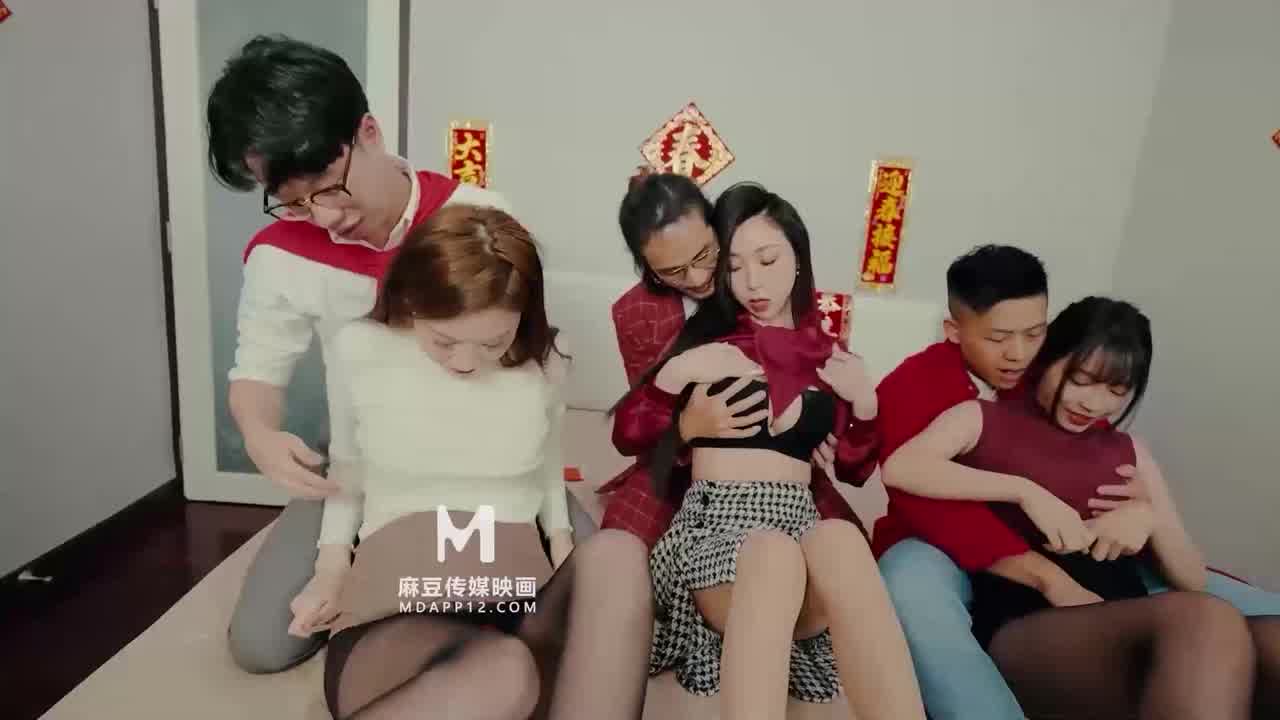  新年绝地大战杂交换妻派对 的剧照8