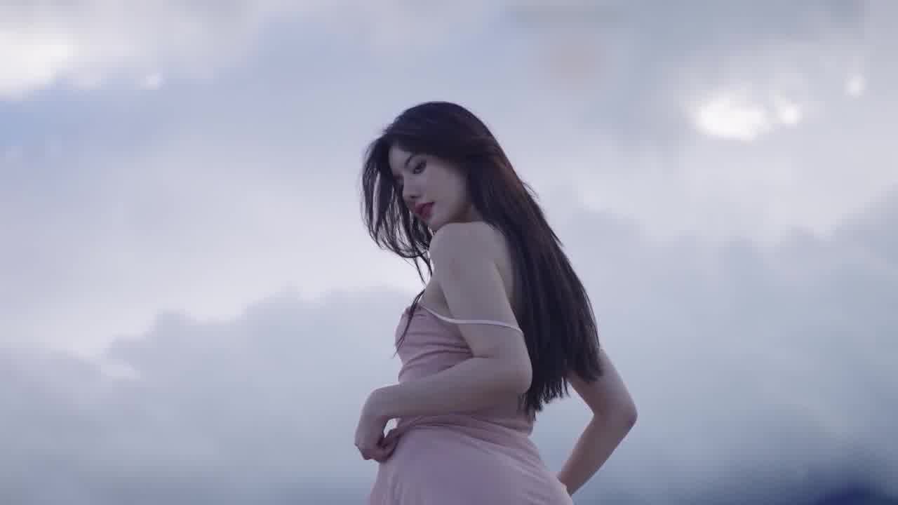  阿朱最新唯美写真 屋顶天台绝美露出 的剧照4