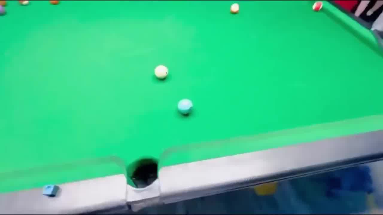  【台球桌上乱伦自己妹妹】打台球还是捅妹妹？输掉后的惩罚，扣出好多淫水都流到桌上，然后直接后入内射 的剧照9